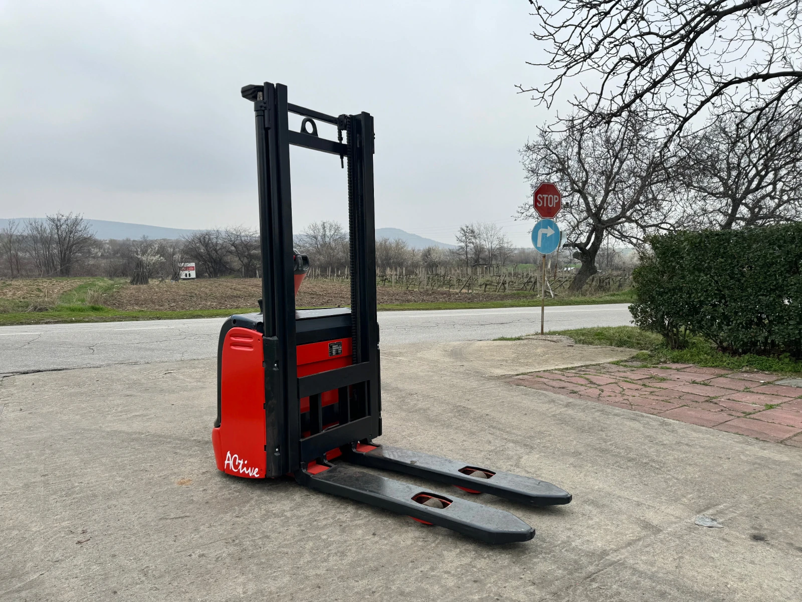 Стакер Linde L12