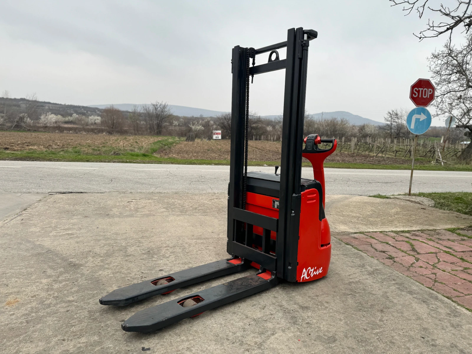 Стакер Linde L12