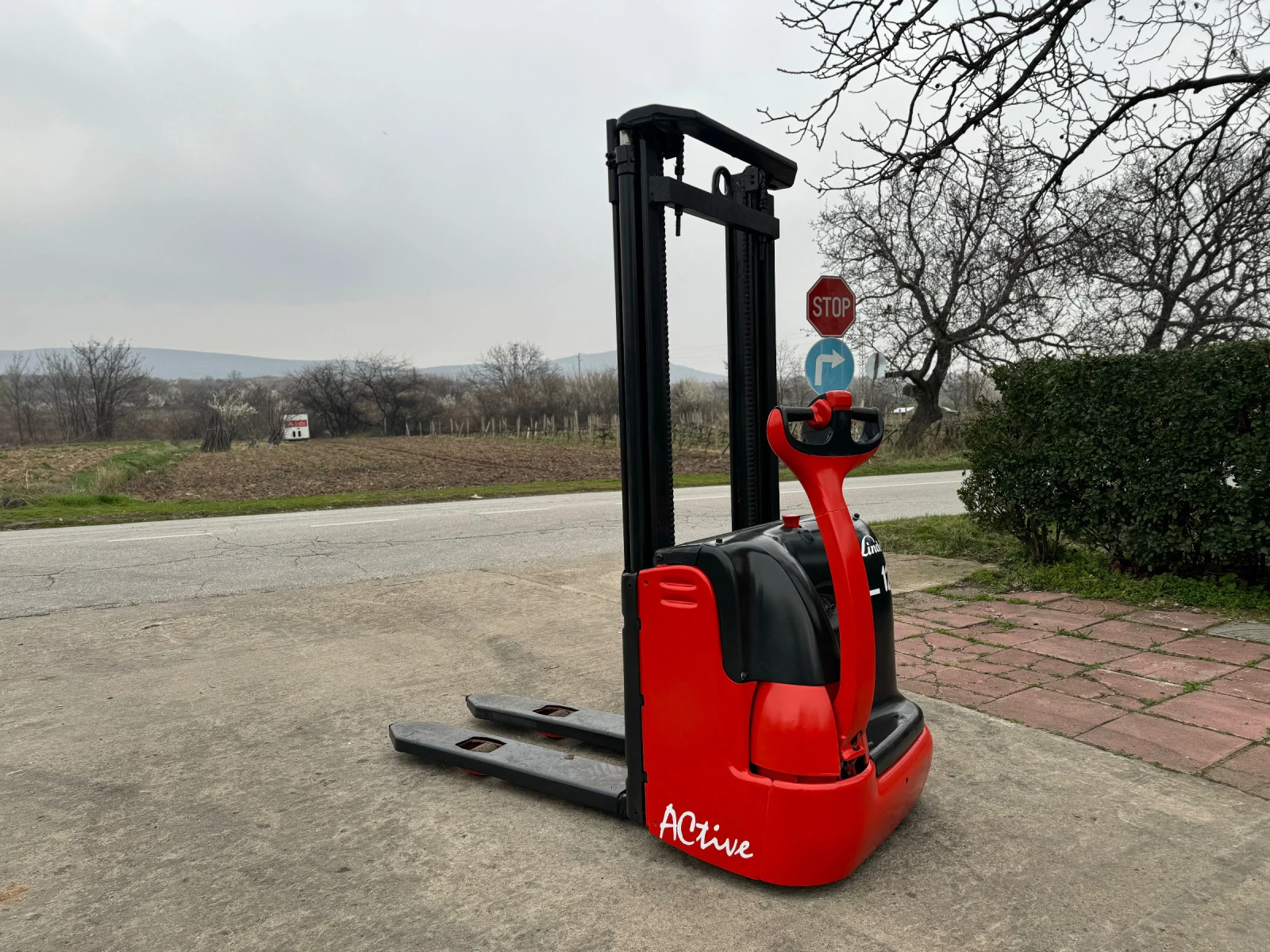 Стакер Linde L12