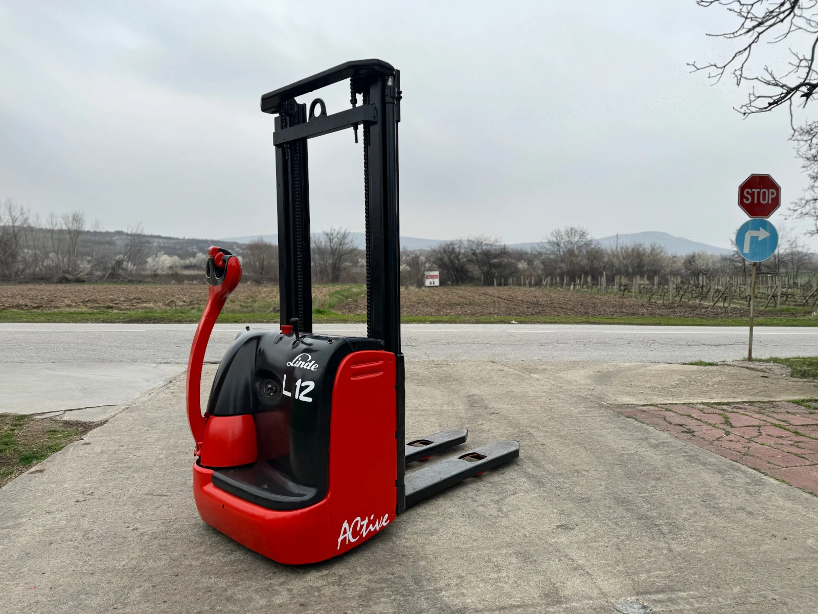 Стакер Linde L12