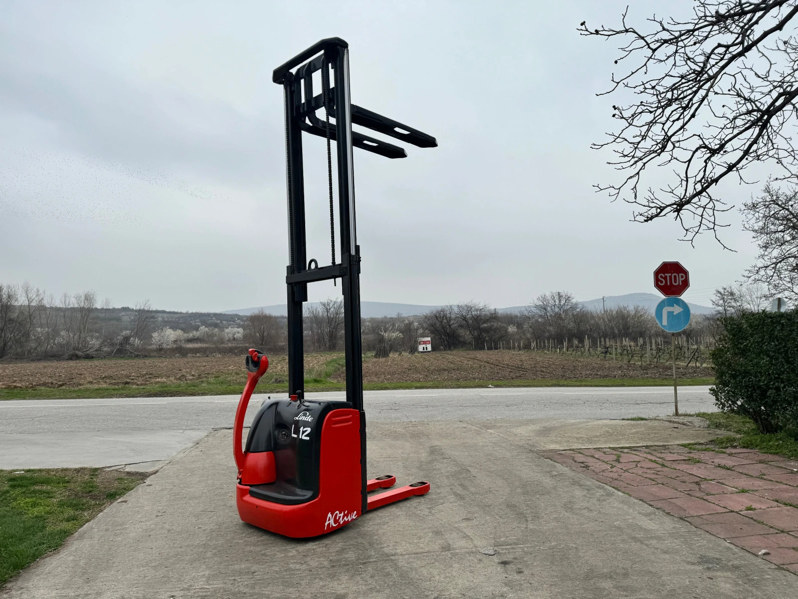 Стакер Linde L12