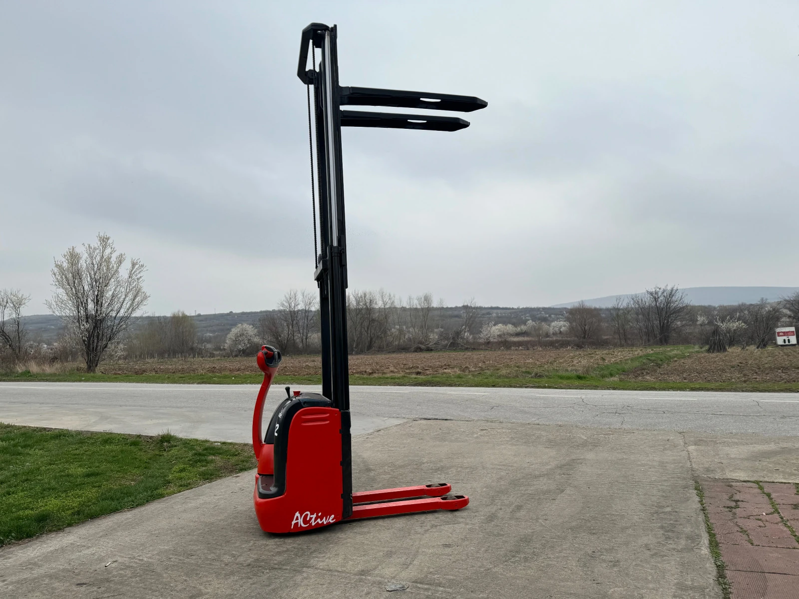 Стакер Linde L12